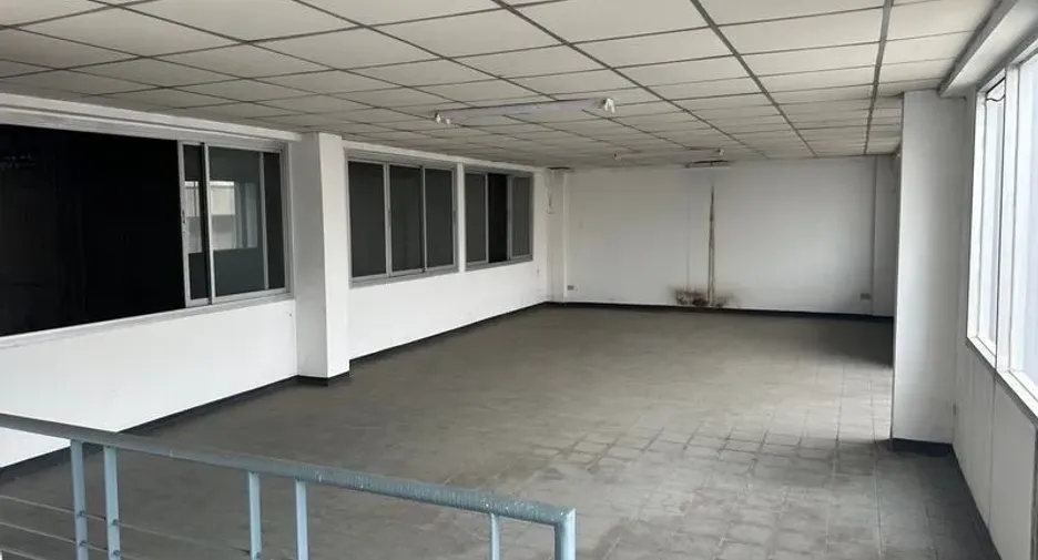 Almacén en alquiler y en venta en Khlong Luang, Pathum Thani