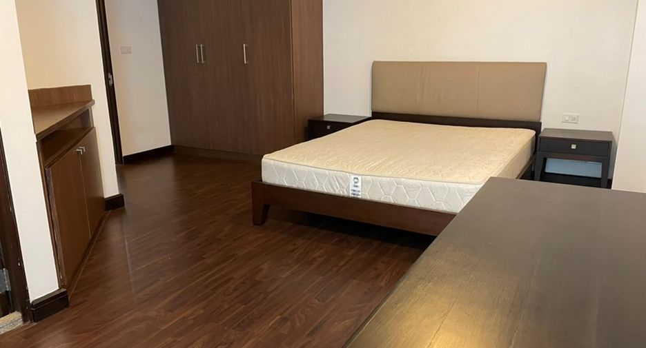 For rent 4 bedrooms condo in Watthana, Bangkok