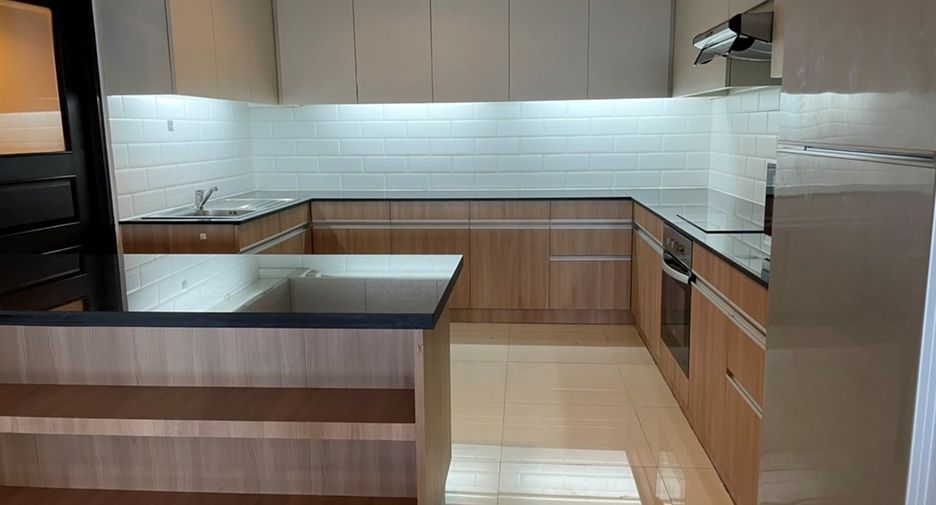For rent 4 bedrooms condo in Watthana, Bangkok