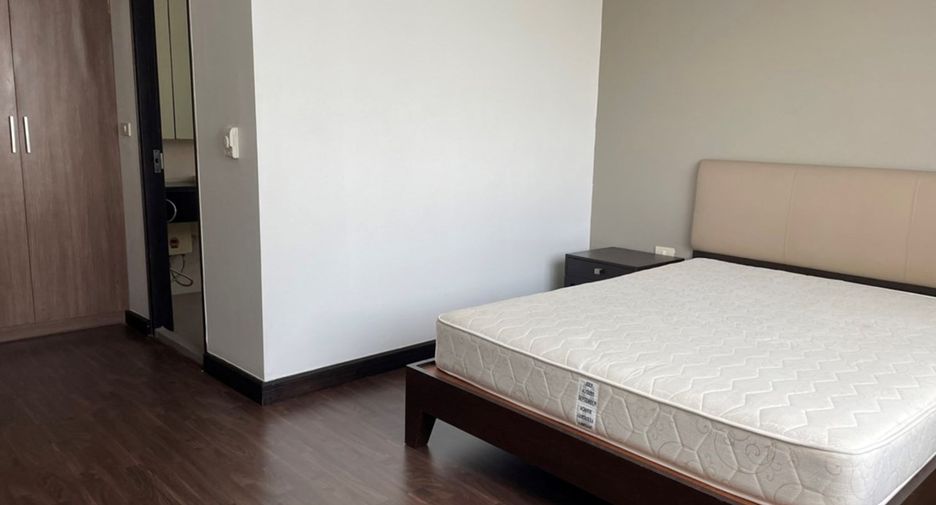 For rent 4 bedrooms condo in Watthana, Bangkok
