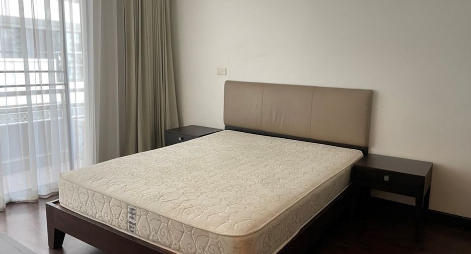 For rent 4 bedrooms condo in Watthana, Bangkok