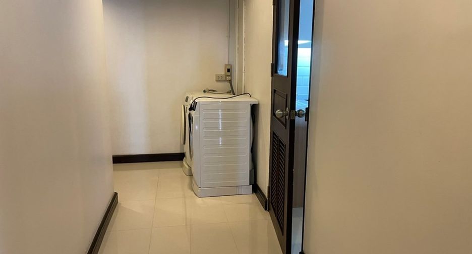 For rent 4 bedrooms condo in Watthana, Bangkok