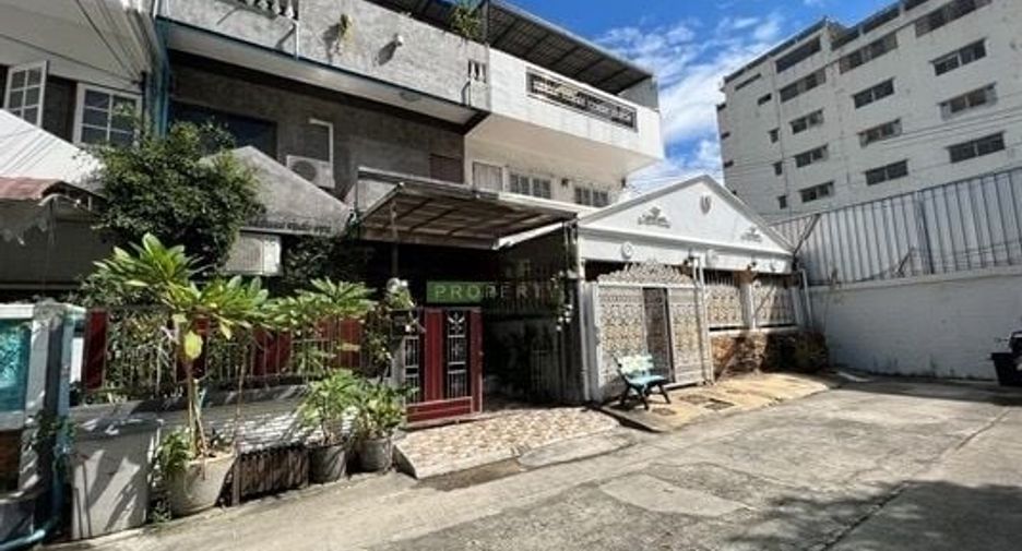 For rent 4 Beds townhouse in Bangkok Yai, Bangkok