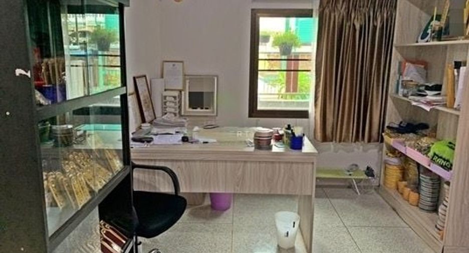 For rent 4 Beds townhouse in Bangkok Yai, Bangkok
