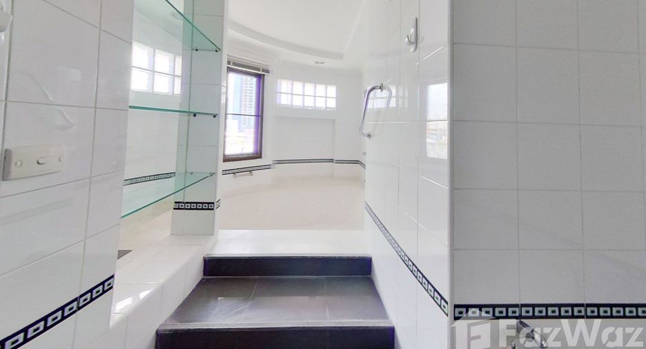 For rent 4 bed condo in Watthana, Bangkok
