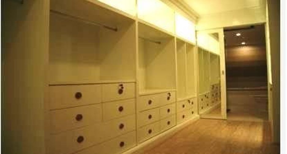 For rent 3 bed condo in Watthana, Bangkok