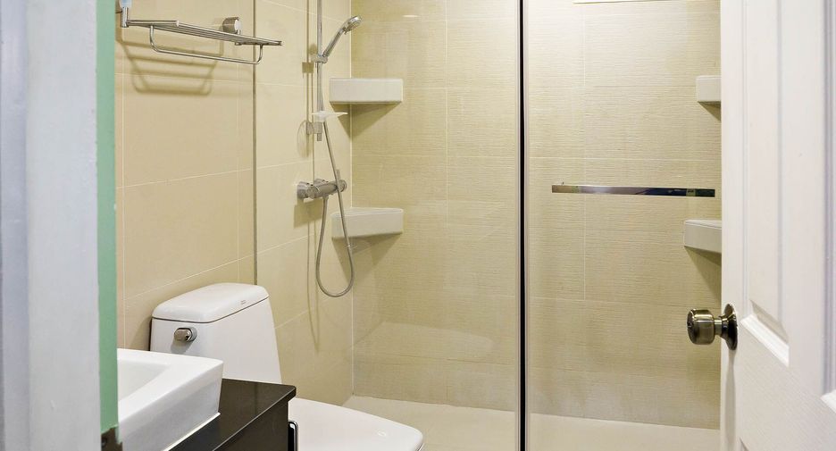 For sale 2 bed condo in Huai Khwang, Bangkok