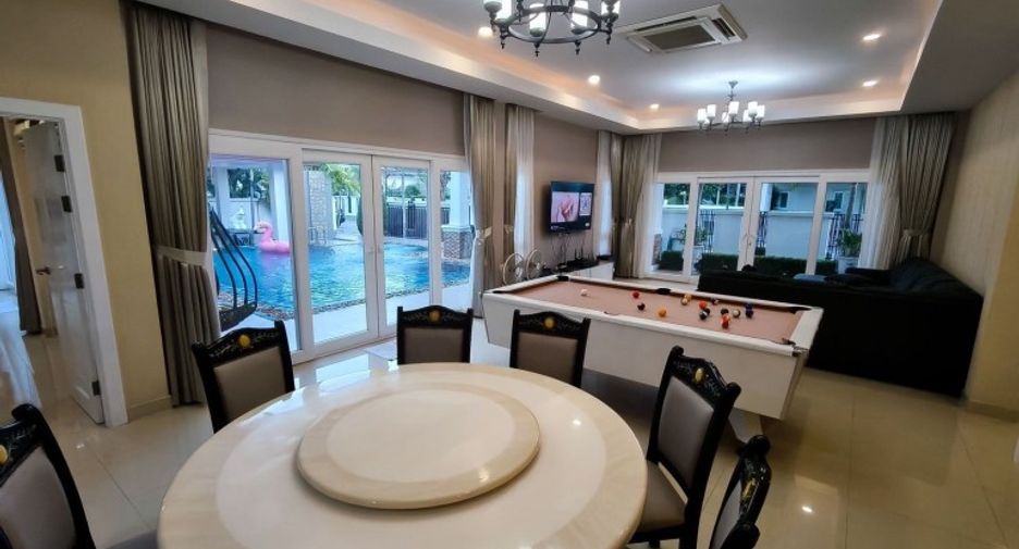 À vendre 4 chambres maison à Huay Yai, Pattaya