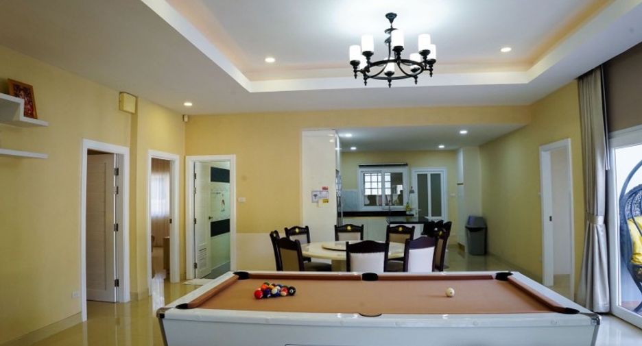 À vendre 4 chambres maison à Huay Yai, Pattaya