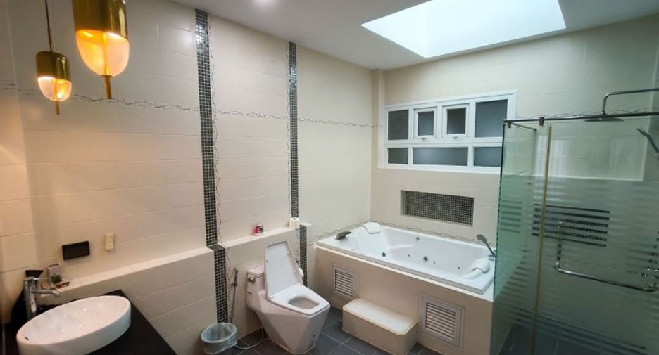 À vendre 4 chambres maison à Huay Yai, Pattaya