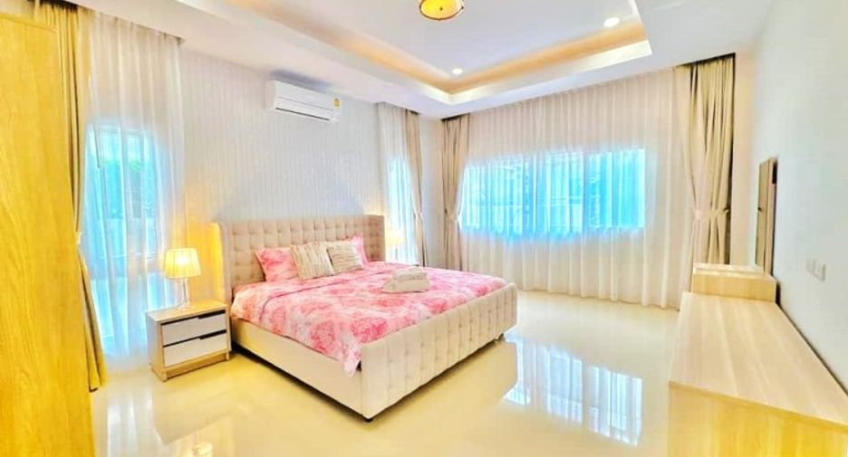À vendre 4 chambres maison à Huay Yai, Pattaya