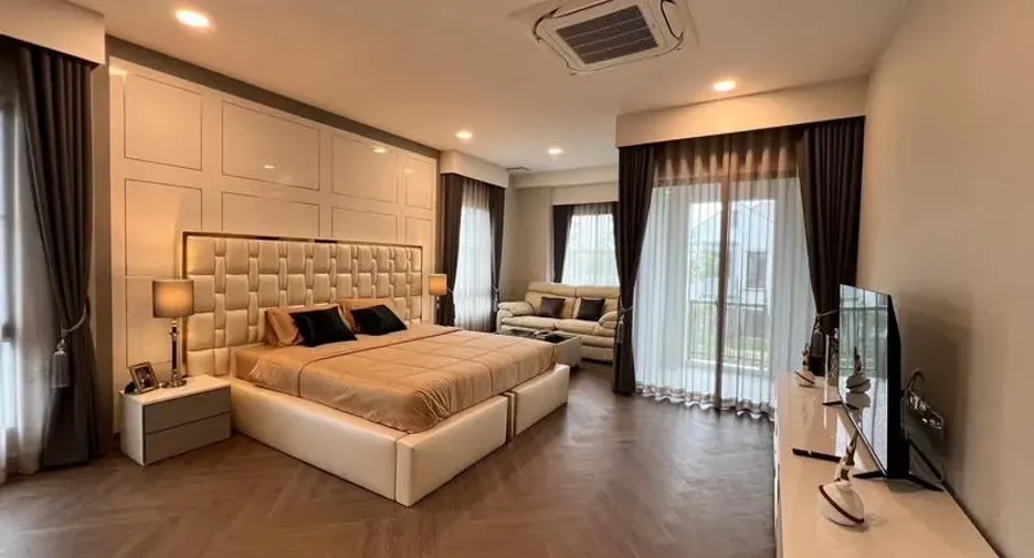 For rent and for sale 4 bedrooms house in Saphan Sung, Bangkok