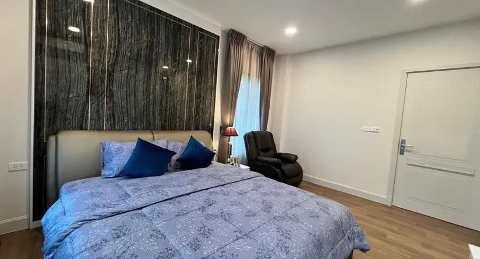 For rent and for sale 4 bedrooms house in Saphan Sung, Bangkok
