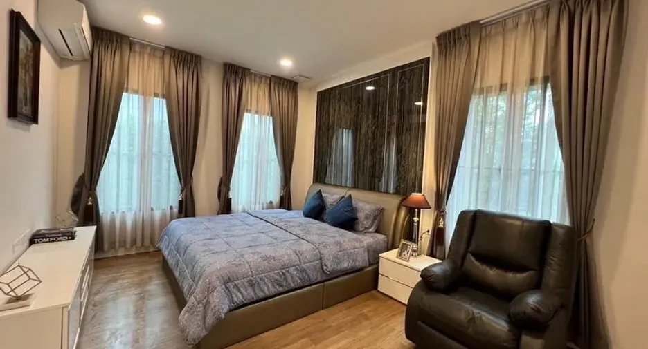 For rent and for sale 4 bedrooms house in Saphan Sung, Bangkok