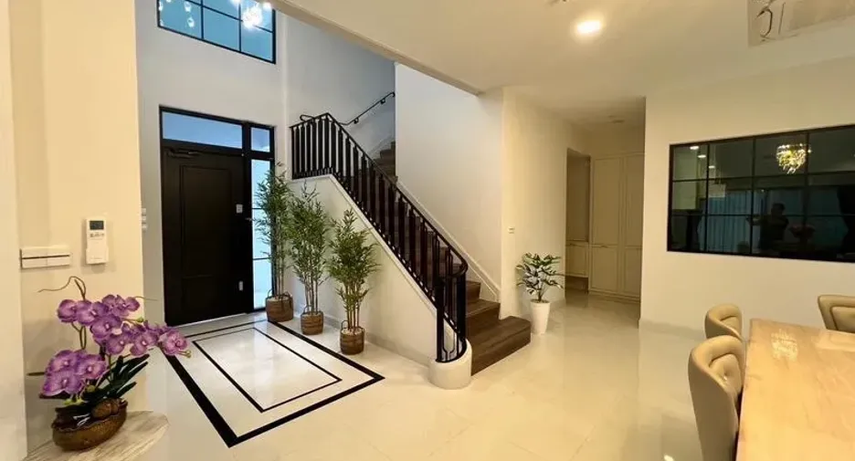 For rent and for sale 4 bedrooms house in Saphan Sung, Bangkok