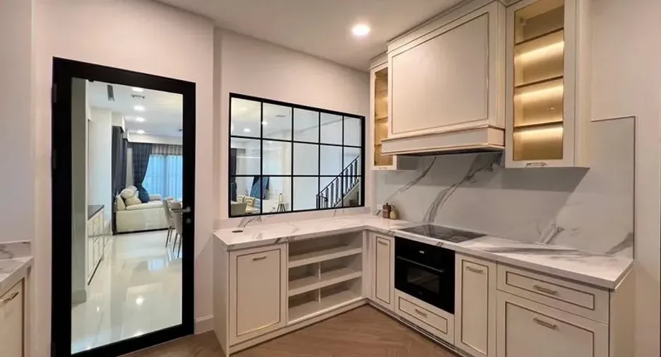 For rent and for sale 4 bedrooms house in Saphan Sung, Bangkok