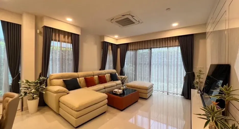 For rent and for sale 4 bedrooms house in Saphan Sung, Bangkok
