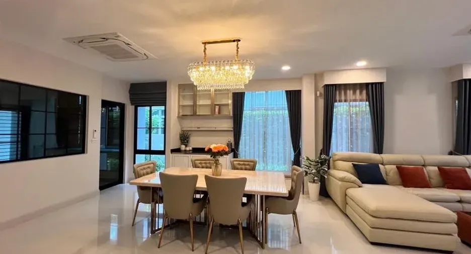 For rent and for sale 4 bedrooms house in Saphan Sung, Bangkok