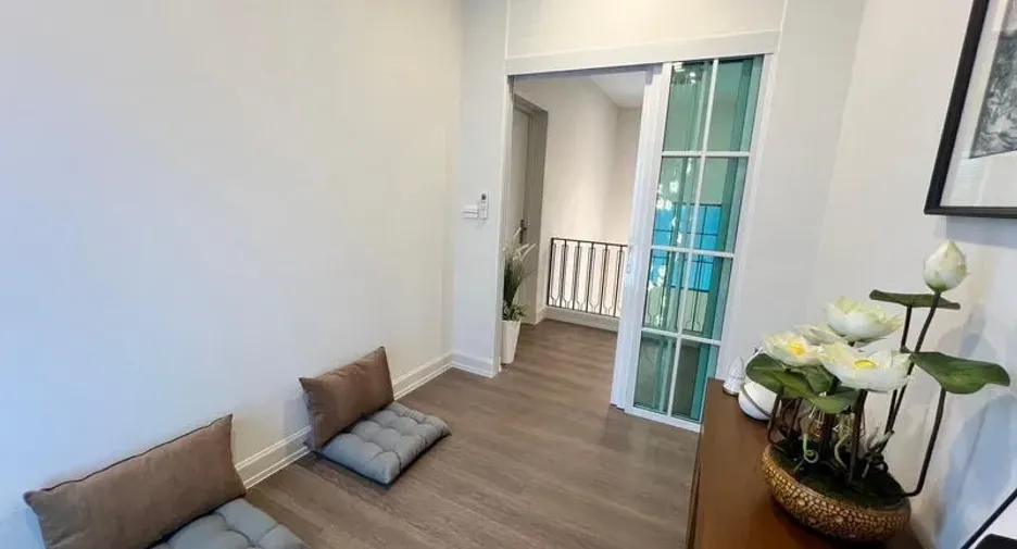 For rent and for sale 4 bedrooms house in Saphan Sung, Bangkok