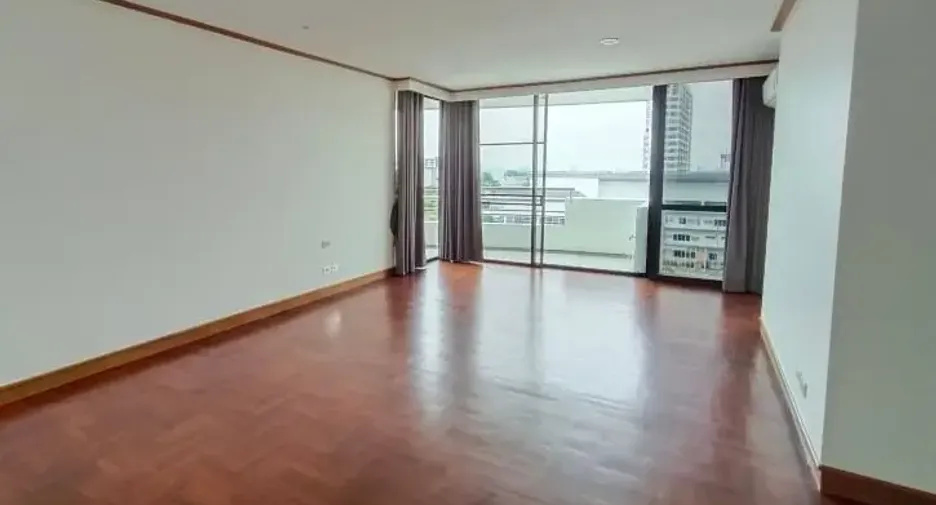 For rent 3 bedrooms condo in Yan Nawa, Bangkok