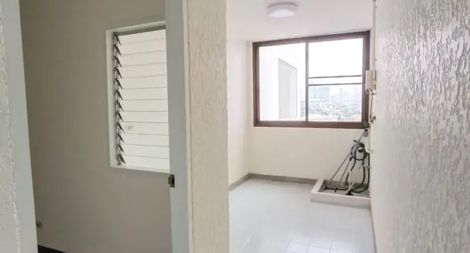 For rent 3 bedrooms condo in Yan Nawa, Bangkok