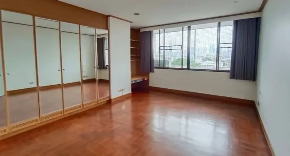 For rent 3 bedrooms condo in Yan Nawa, Bangkok