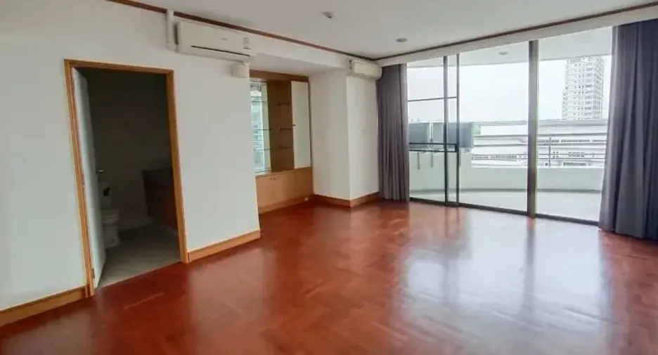 For rent 3 bedrooms condo in Yan Nawa, Bangkok