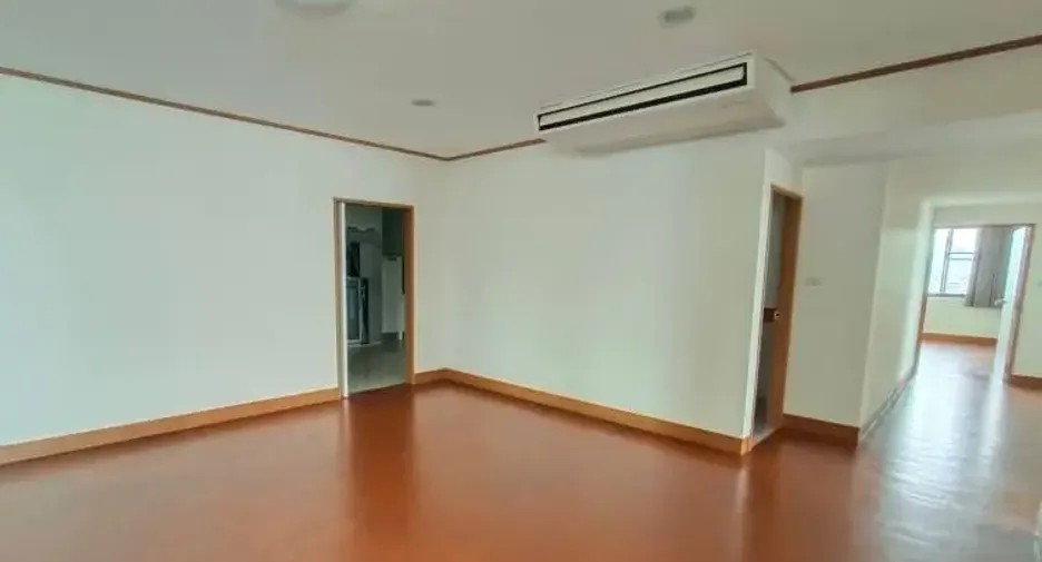 For rent 3 bedrooms condo in Yan Nawa, Bangkok
