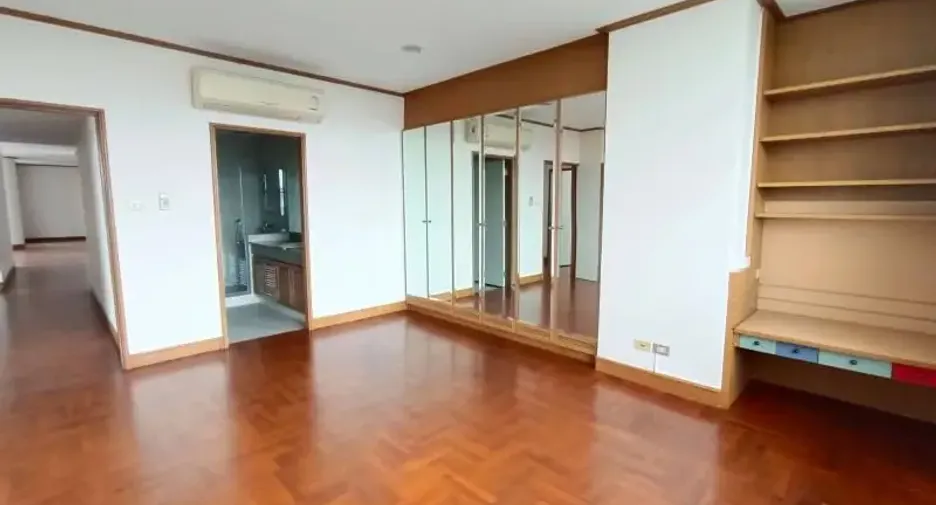For rent 3 bedrooms condo in Yan Nawa, Bangkok