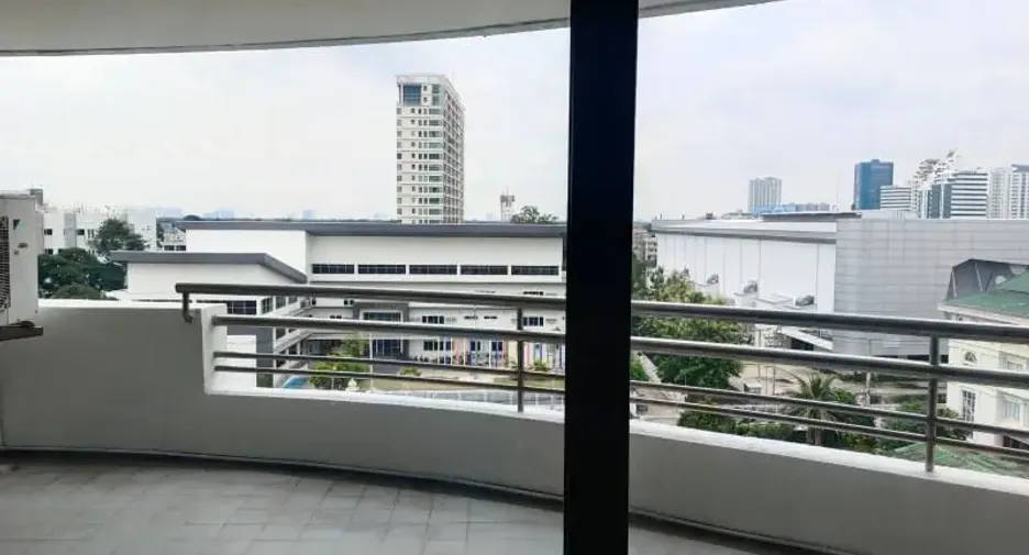 For rent 3 bedrooms condo in Yan Nawa, Bangkok