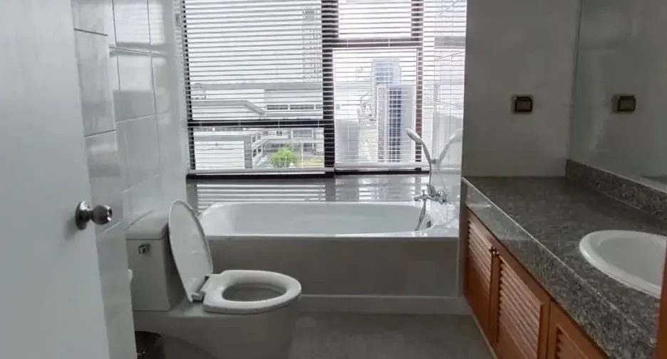 For rent 3 bedrooms condo in Yan Nawa, Bangkok