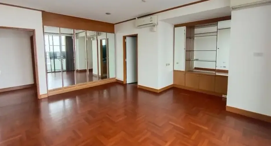 For rent 3 bedrooms condo in Yan Nawa, Bangkok