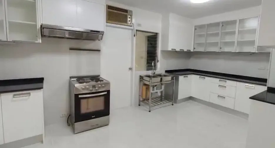For rent 3 bedrooms condo in Yan Nawa, Bangkok