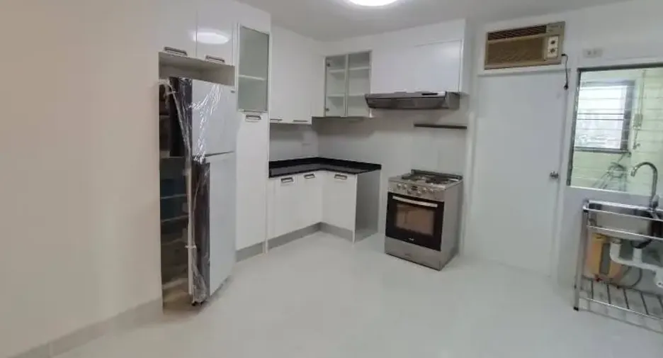 For rent 3 bedrooms condo in Yan Nawa, Bangkok