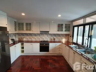 For rent 4 bed house in Huai Khwang, Bangkok