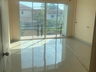 For sale 2 bed townhouse in Mueang Phitsanulok, Phitsanulok