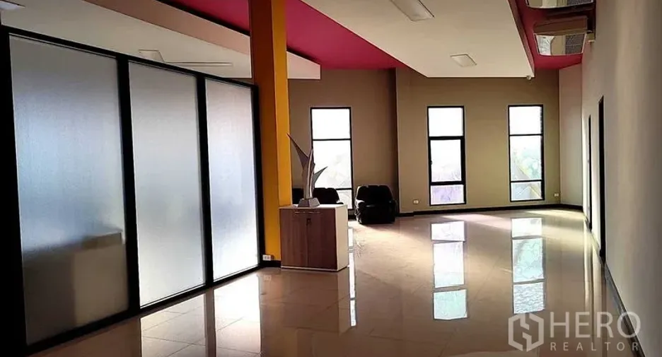For sale warehouse in Saphan Sung, Bangkok