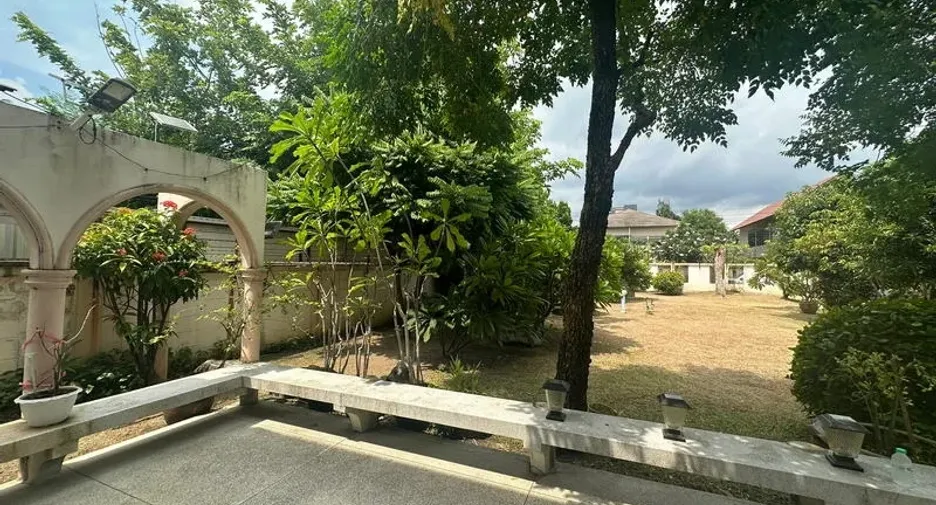 For sale 6 bedrooms house in Phra Khanong, Bangkok