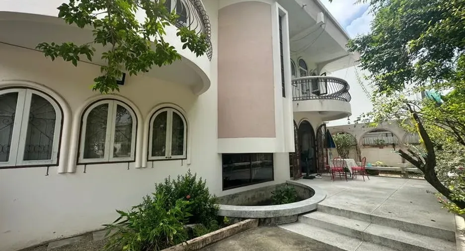 For sale 6 bedrooms house in Phra Khanong, Bangkok