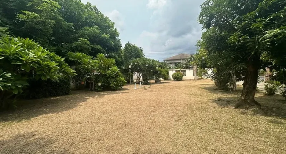 For sale 6 bedrooms house in Phra Khanong, Bangkok