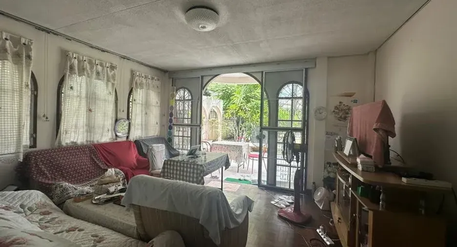 For sale 6 bedrooms house in Phra Khanong, Bangkok