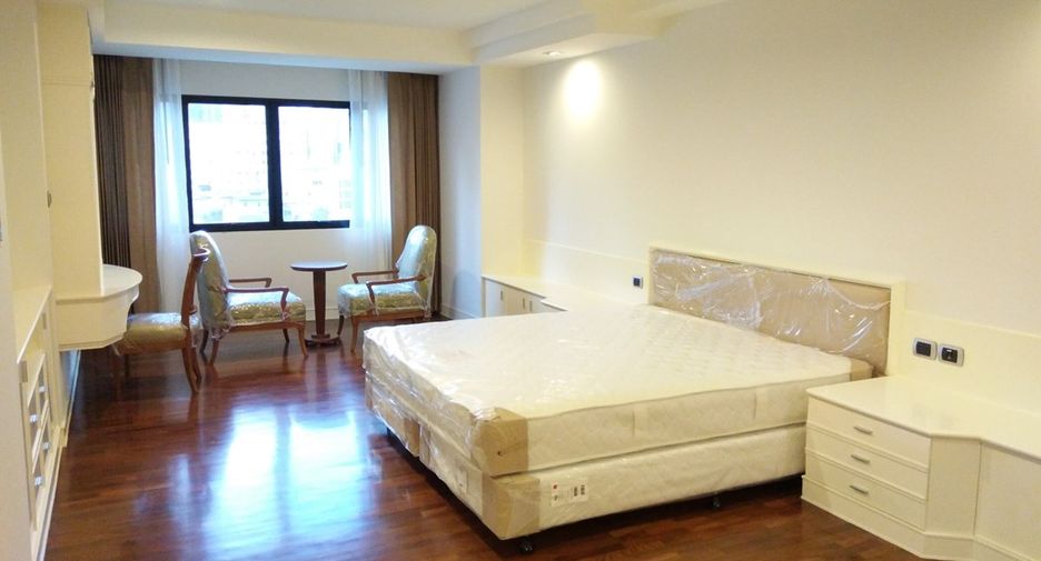 For rent 3 bedrooms condo in Khlong Toei, Bangkok