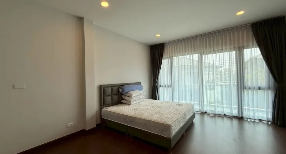 Casa en alquiler de 4 habitaciones en Bang Phli, Samut Prakan