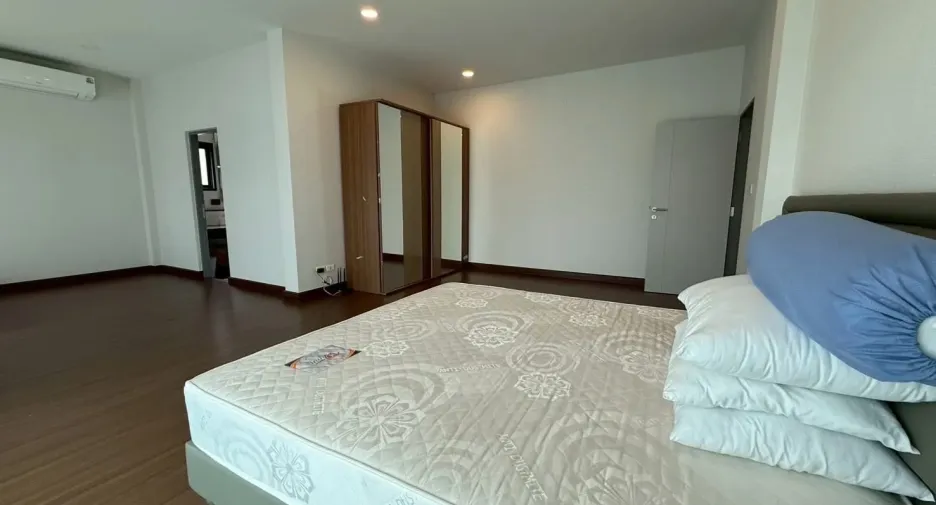 Casa en alquiler de 4 habitaciones en Bang Phli, Samut Prakan