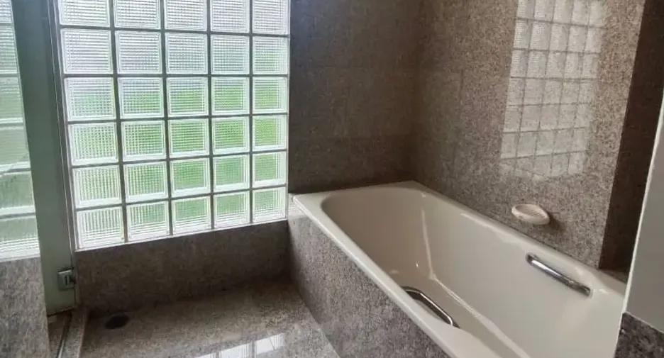 For rent 4 bedrooms condo in Khlong Toei, Bangkok