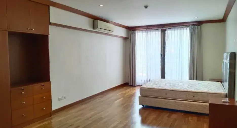 For rent 4 bedrooms condo in Khlong Toei, Bangkok