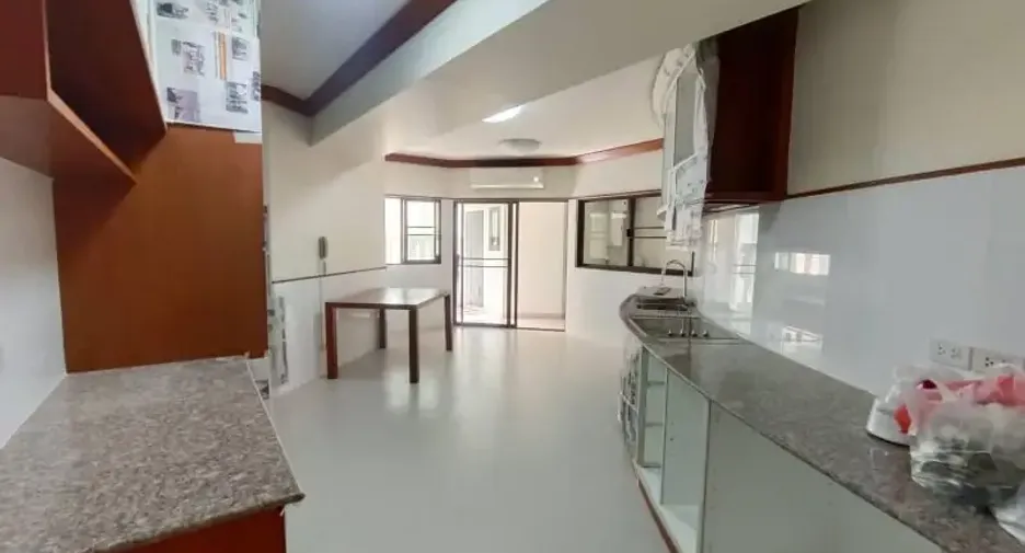 For rent 4 bedrooms condo in Khlong Toei, Bangkok