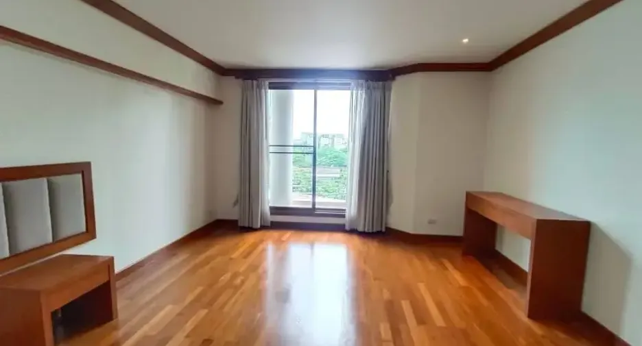 For rent 4 bedrooms condo in Khlong Toei, Bangkok