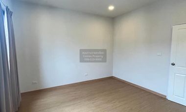 For rent 4 bedrooms townhouse in Lat Krabang, Bangkok