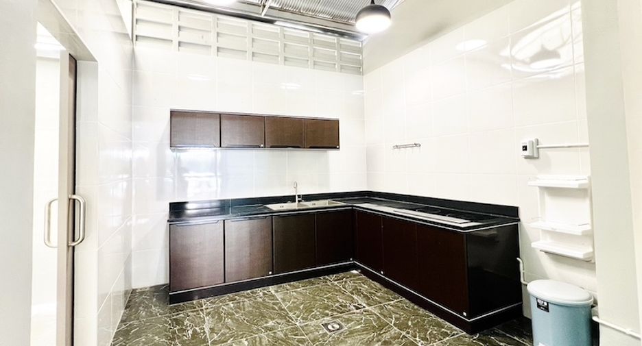 For rent 3 bedrooms townhouse in Prawet, Bangkok